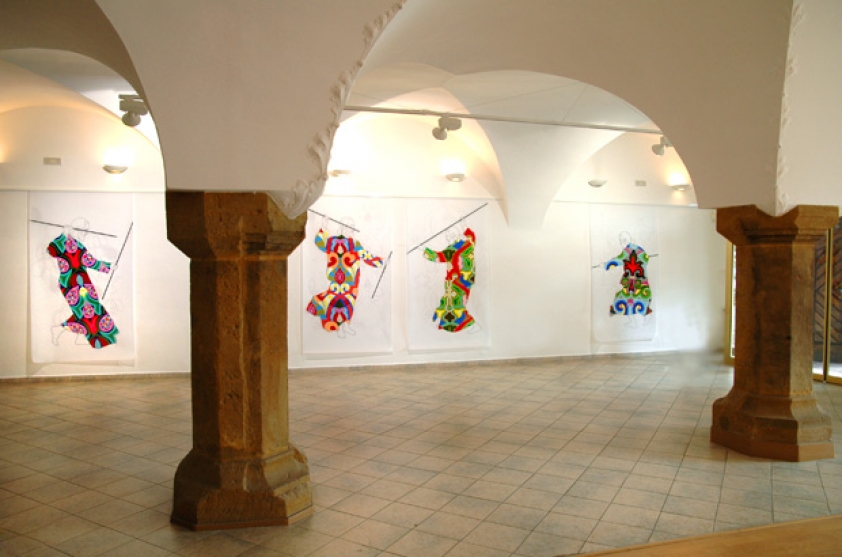 https://forums.mirunadragan.com/files/gimgs/th-14_1installation_view.jpg